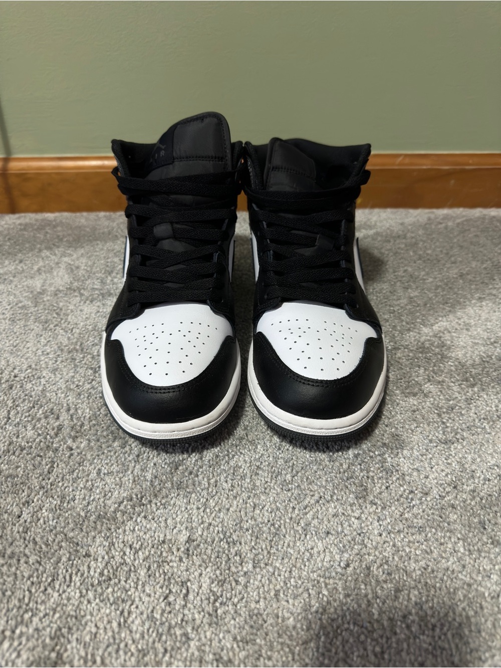 Jordan 1 Mid - Black/Gray - like new